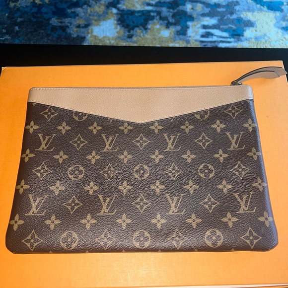 Authentic Louis Vuitton Daily Pouch - Picture 2 of 9